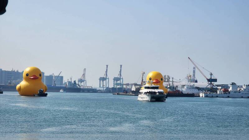 2隻黃色小鴨游進愛河灣 睽違10年帶進雙倍幸運