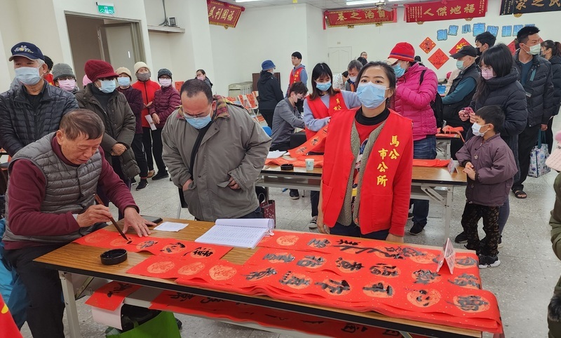 馬公好運龍來現場揮毫 民眾爭相索取春聯