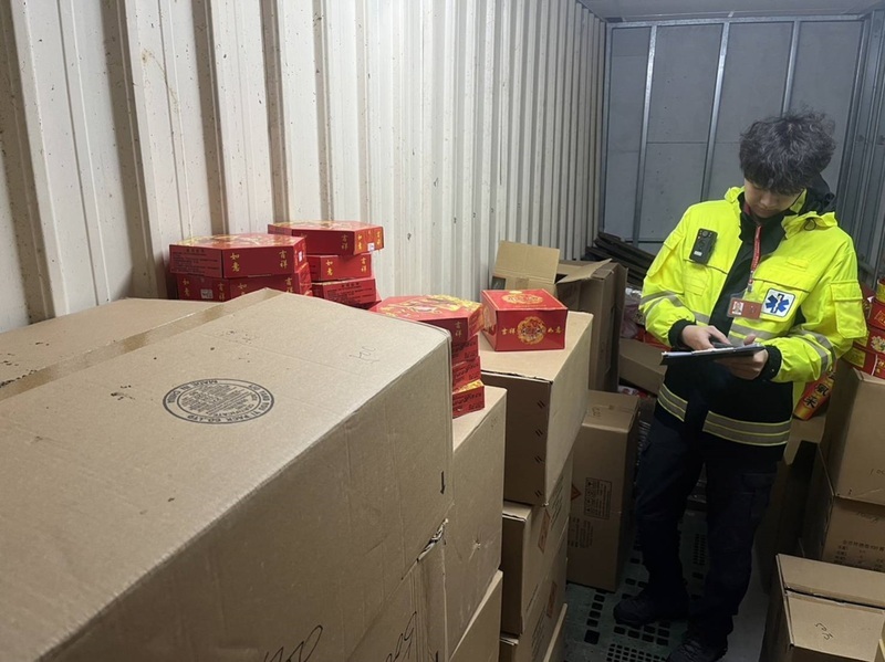 新北某香舖店囤爆竹量超標近10倍 全沒入還挨罰