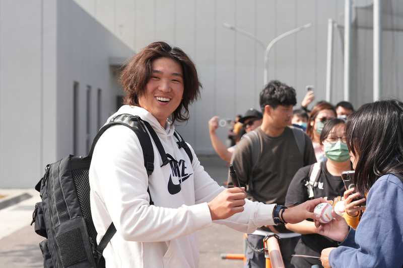 獅隊首創開放球迷參觀亞太春訓 商品吸金90萬