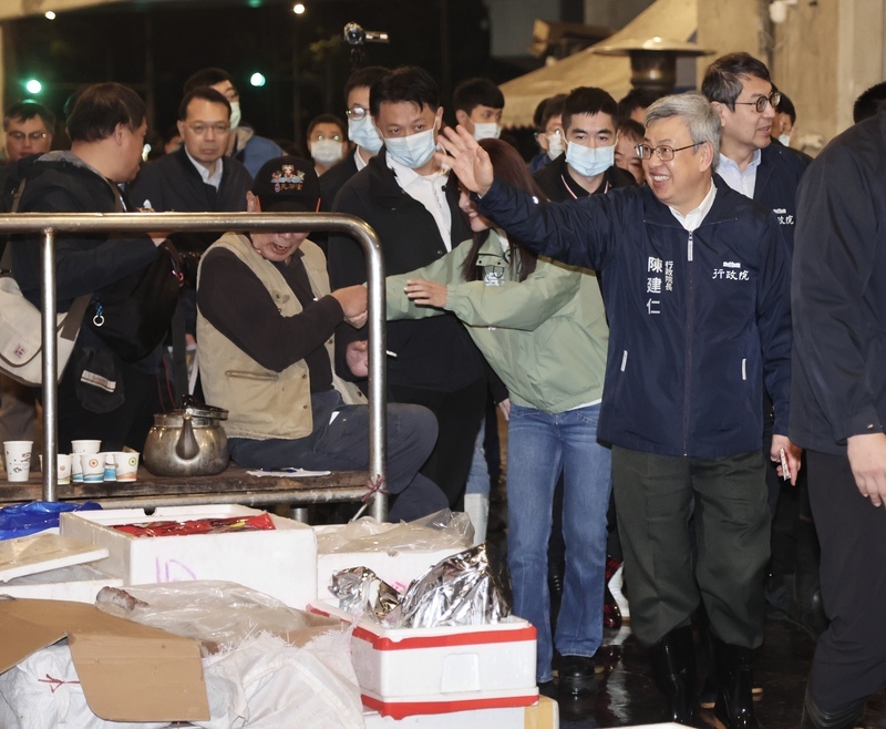 陳建仁清晨視察批發市場拜早年 發送賀歲福袋