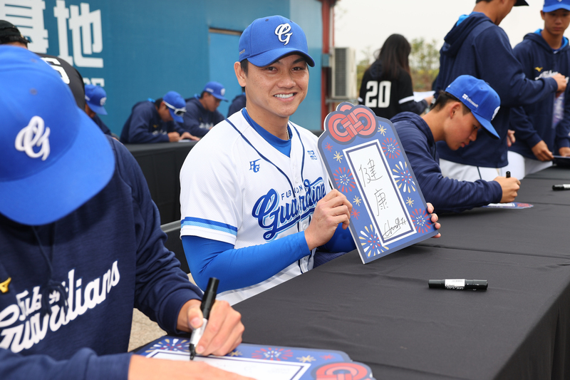 江少慶任副隊長簽名換新樣式 也對張育成喊話