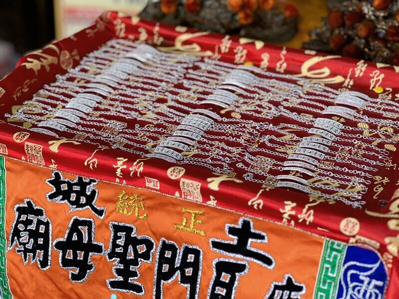 台南聖母廟神明銀帽製手鏈 小年夜開放擲筊求取