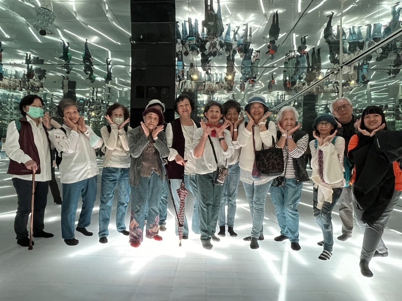 弘道基金會邀長輩遊樂園 95歲阿公當不老網帥