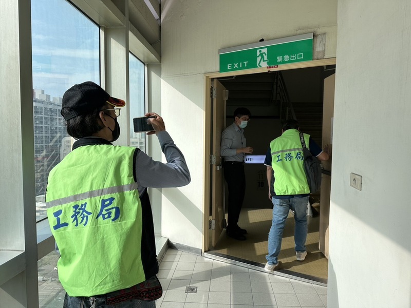 高雄百貨賣場公安稽查 安全梯堆貨罰6萬