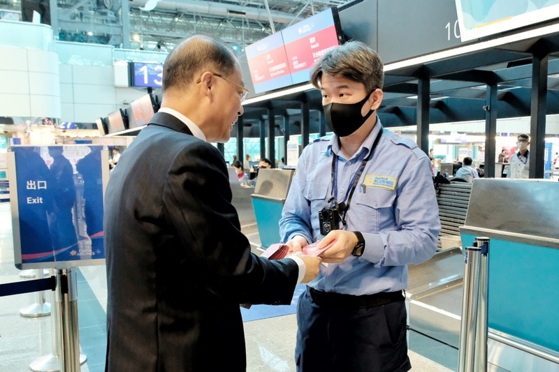 黃明昭桃機視察慰勉航警 指示做好疏運工作