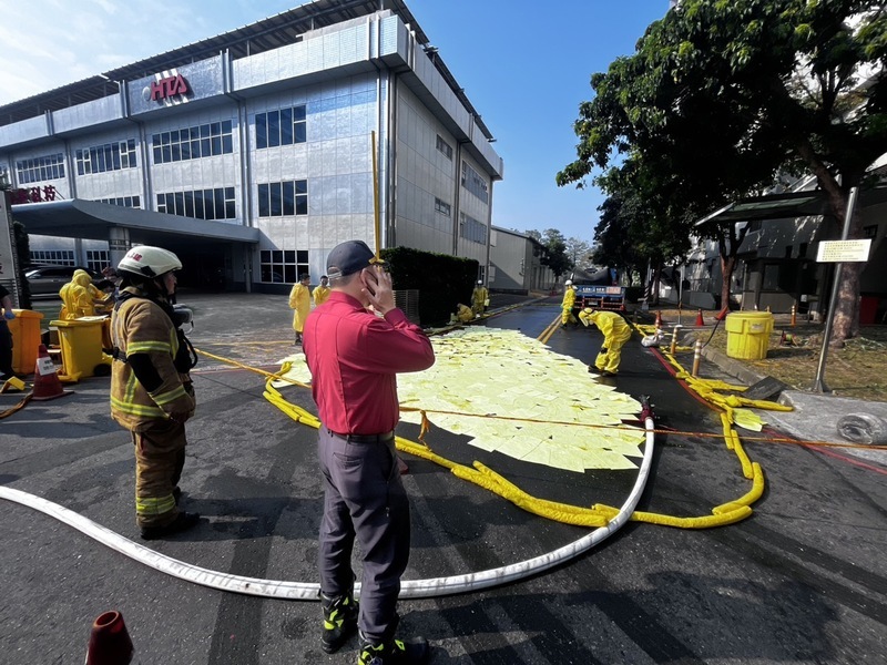 楠梓科技園區槽車自撞路墩外洩1噸鹽酸 環保局開罰