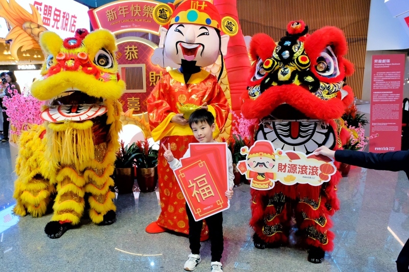 財神爺舞獅團現身桃機 外籍客提前樂享台灣年味