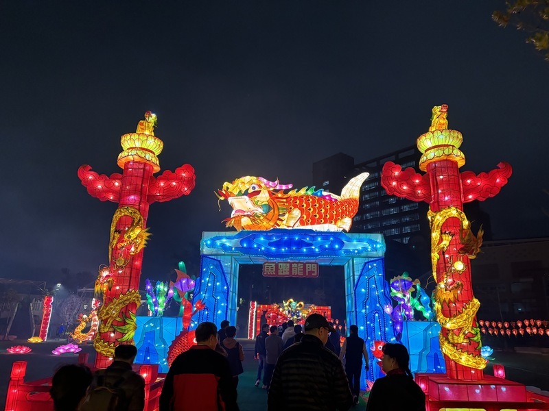 先嗇宮元宵點燈搶頭香 「魚躍龍門」為考生祈福