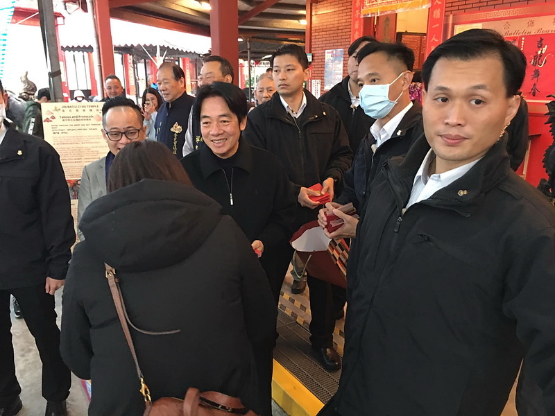 賴清德萬里金山參香發福袋 簽名自拍來者不拒