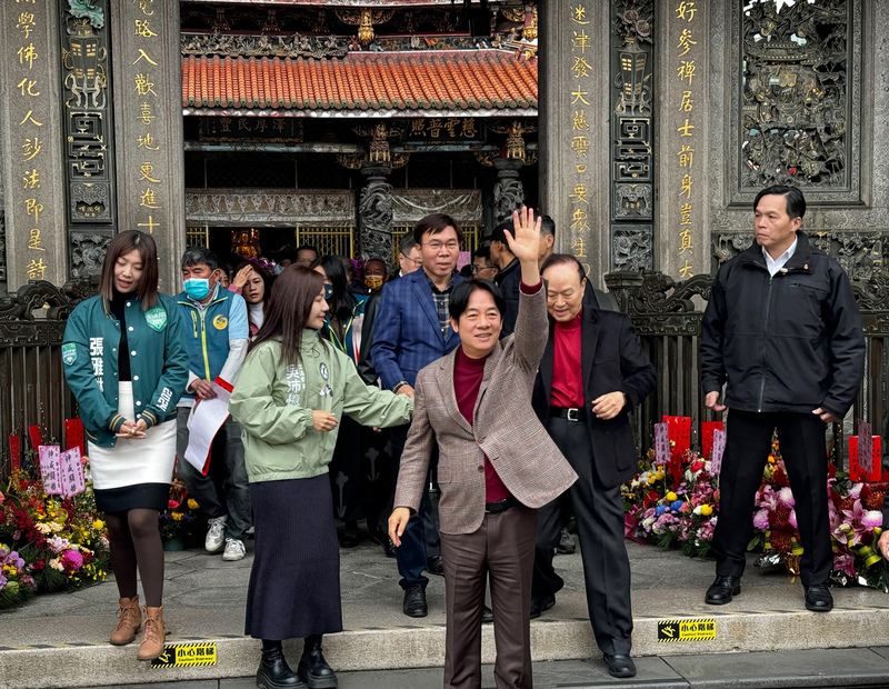 賴清德龍山寺保安宮參香發福袋 盼佑台國泰民安