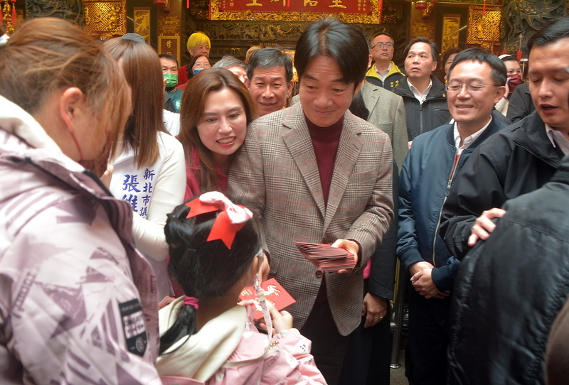 賴清德新北、基隆參香 發福袋關心清寒學生唐于田