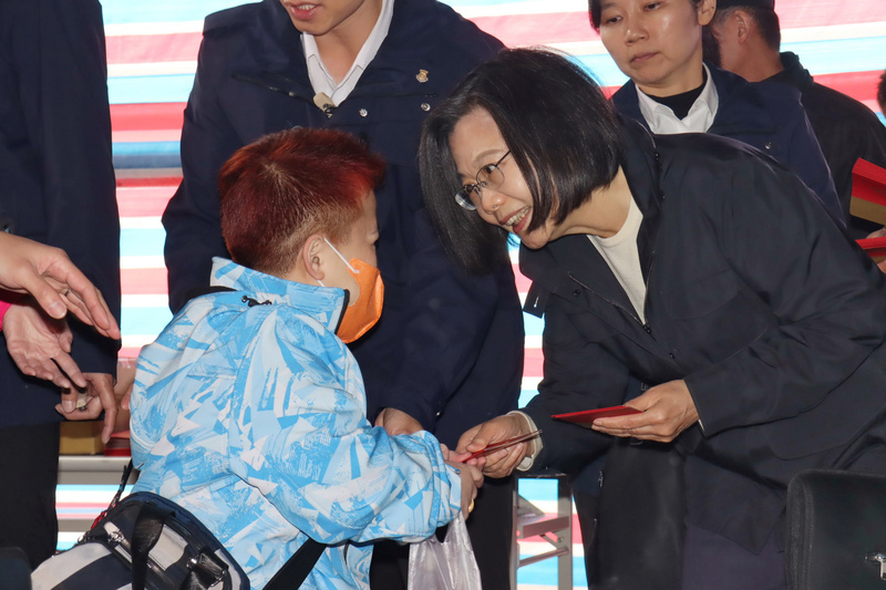 蔡總統新北發福袋人氣旺 竹林山觀音寺人潮擠爆