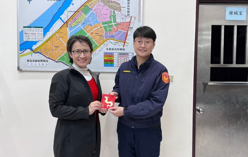 蕭美琴赴新北慰勉派出所員警 不忘帶貓罐頭為貓加菜