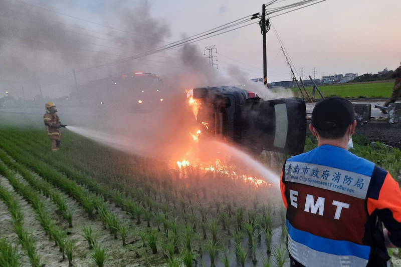 台語歌手楊哲疑開車閃狗翻覆起火 及時逃出僅輕傷