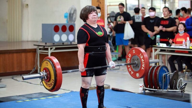 嘉大6旬講師李彩薇斜槓健力破紀錄 開啟意外人生