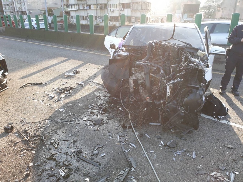 北市環快賓士自撞橋墩車頭毀 駕駛命危送醫搶救