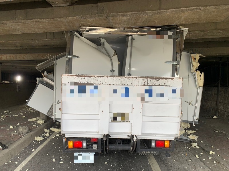 小貨車未注意限高自撞涵洞 駕駛挨罰最高1800元