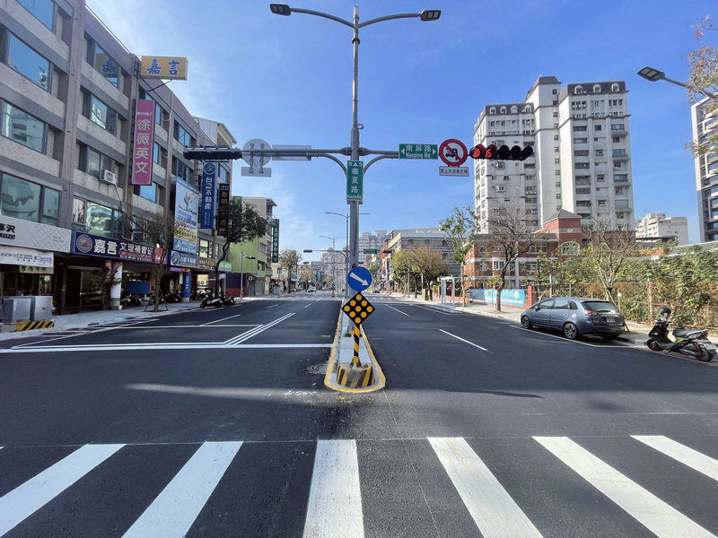 高雄左營華夏路翻新 增行人號誌、斜坡道