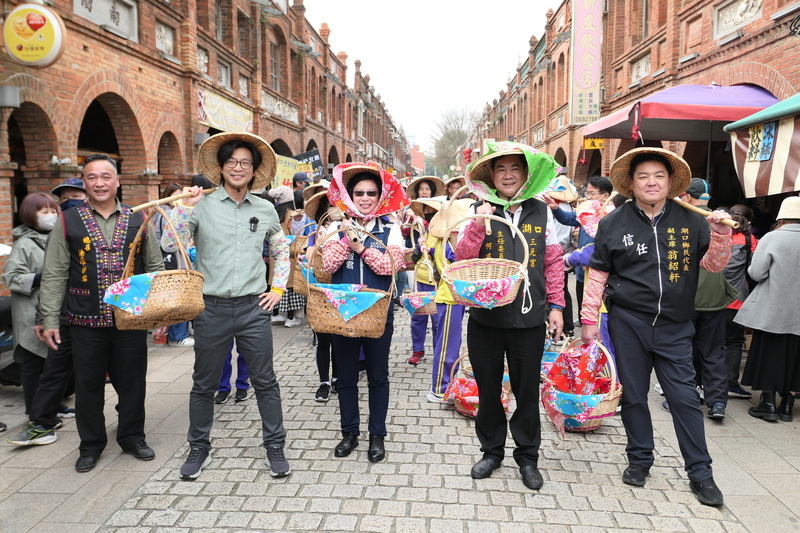 竹縣湖口行春宴 周江杰挑擔踩街推廣客家盛典