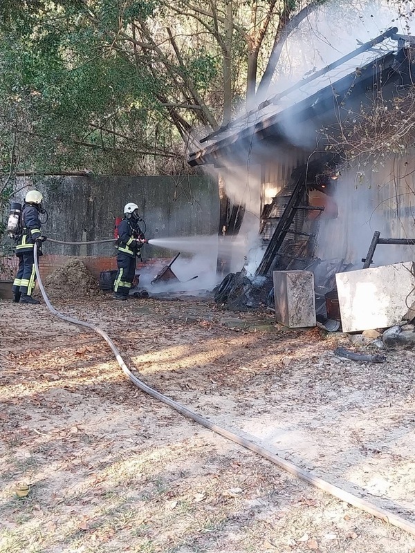 苑里華陶窯旁鐵皮倉庫火警 雜物燒盡無人受困
