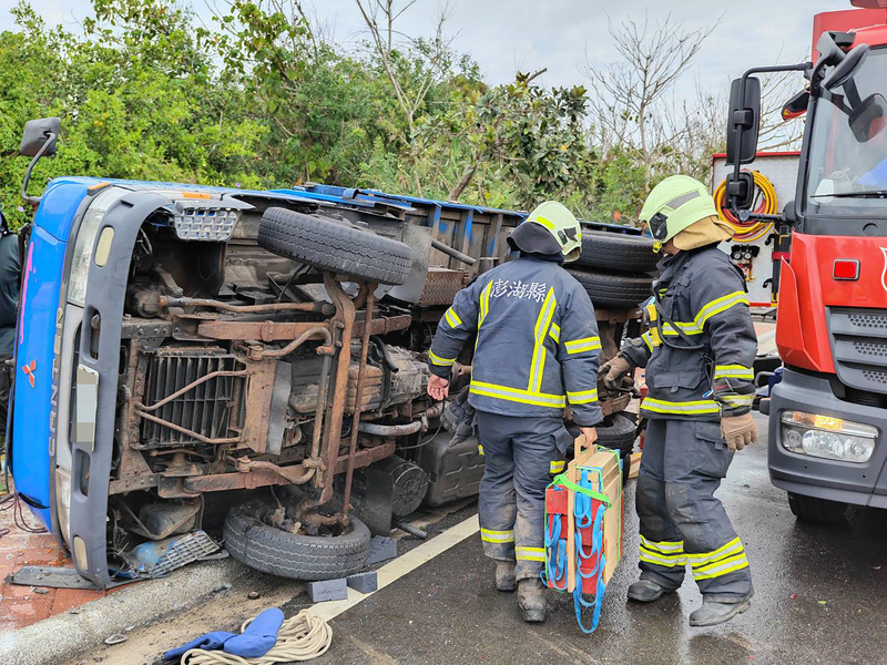 澎湖小貨車翻覆 外籍漁工受困警消前往救援