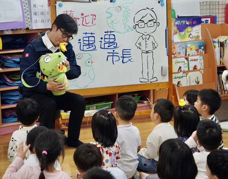 陳其邁回娘家送提燈 大玩「小萌龍呆腦獸」變臉秀