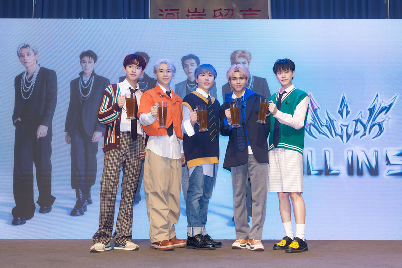 男團ALL IN 5添新成員 打趣贈香蕉盼交心