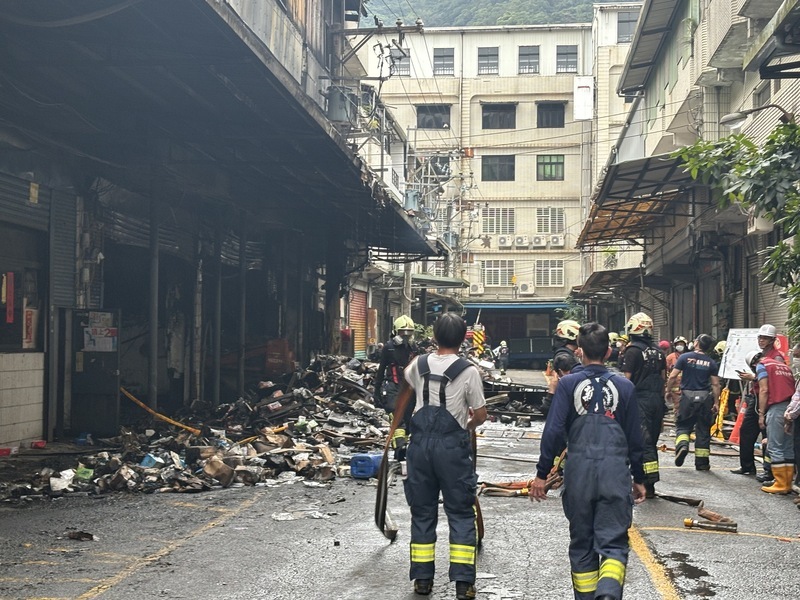 深坑火災難滅、煙多飄異味 消防員也頭暈想吐