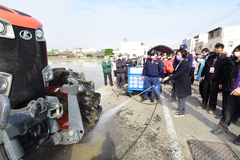 彰化農耕機具掉落土堆小心被罰 縣府開出5罰單