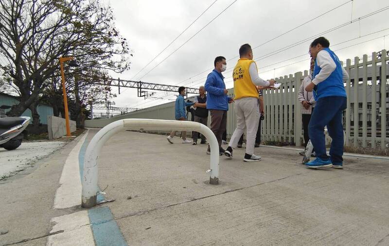 鐵道綠廊深夜熄燈騎士摔車 苗縣府允設反光警示