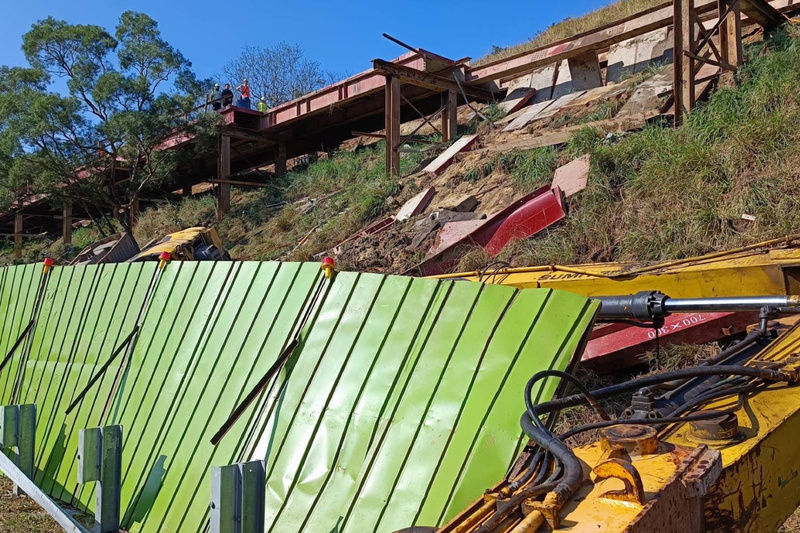 國道3號關廟段挖土機邊坡翻覆 駕駛輕傷送醫