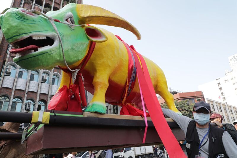 台南甲辰年迎春 芒神、春牛換新妝踩街