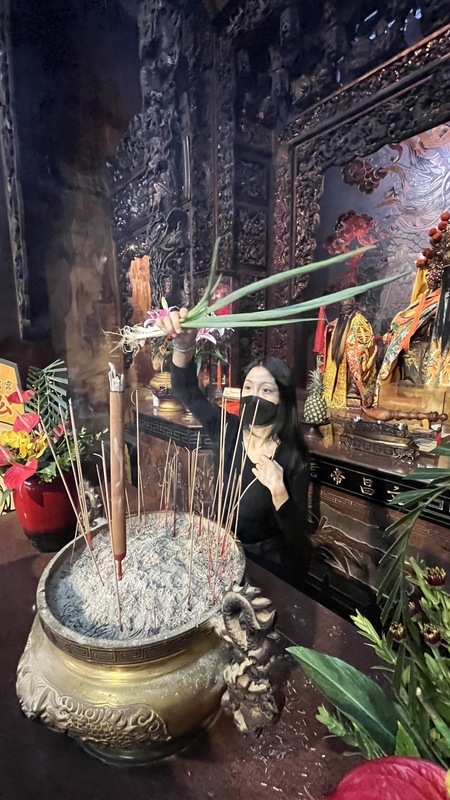 偷挽蔥嫁好尪 單身女子元宵持蔥祈願好姻緣