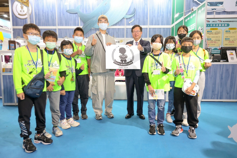 鄭文燦逛台北書展 迎綠島學童、買楊牧全集