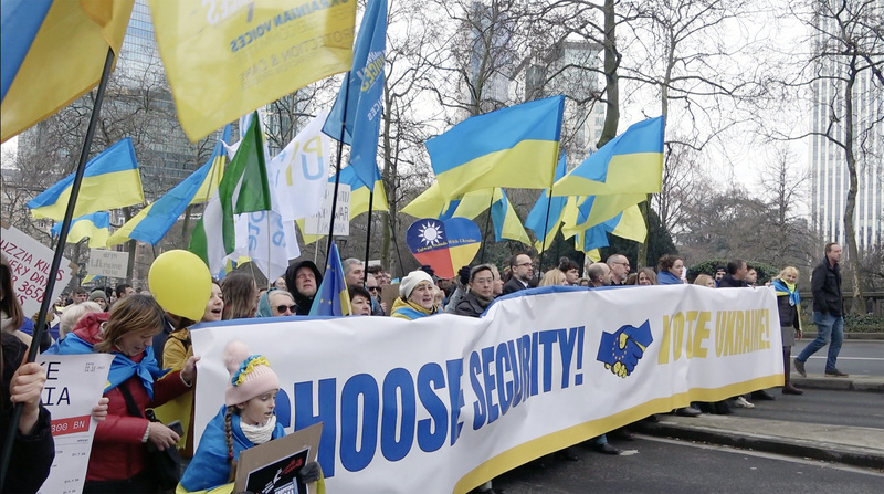 俄烏戰2周年遊行 駐歐盟代表李淳獲邀挺烏第一排