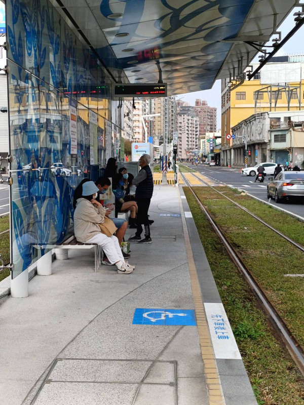 高雄輕軌結束試營運 收費首日人潮明顯減少