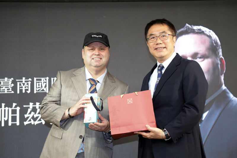 保羅帕茲睽違16年獻唱 黃偉哲贈台南400紀念品