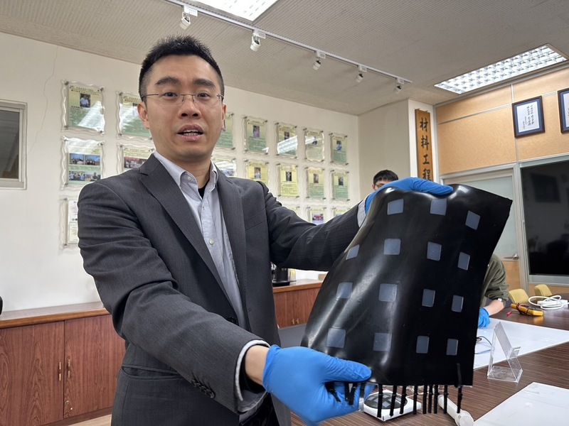 興大研發自發電變形觸覺面板 可應用機器人皮膚