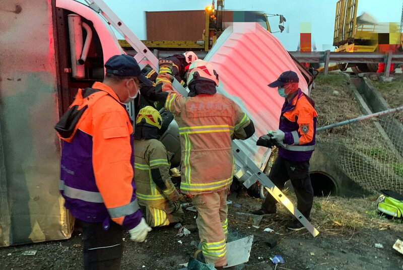 國道1號嘉義段半聯結車失控衝邊坡 2人重傷