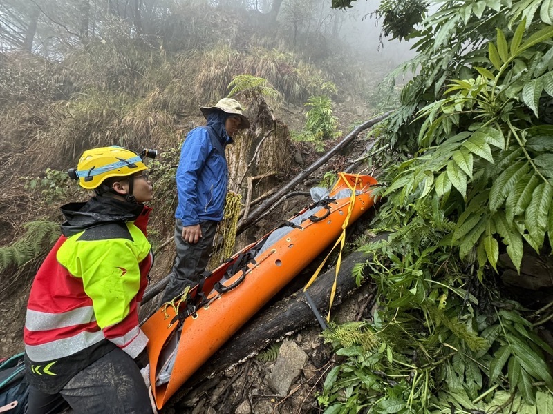女山友墜崖魂斷阿里山白雪村 警消輪流背負助返家