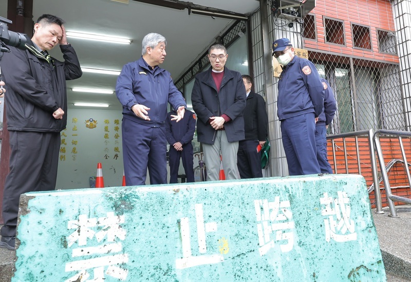 八堵所設石墩護警 謝國樑提醒正濱所設阻絕設備