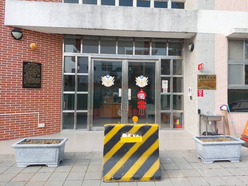 苗縣盤點17派出所具衝撞風險 暫放水泥護欄應急