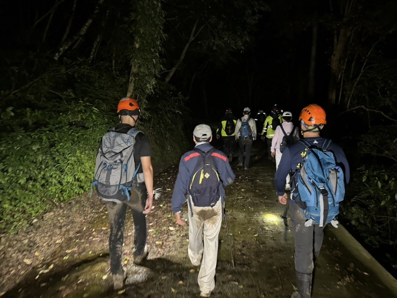 2男1女汐止姜子寮步道迷路 警消入夜尋獲助下山
