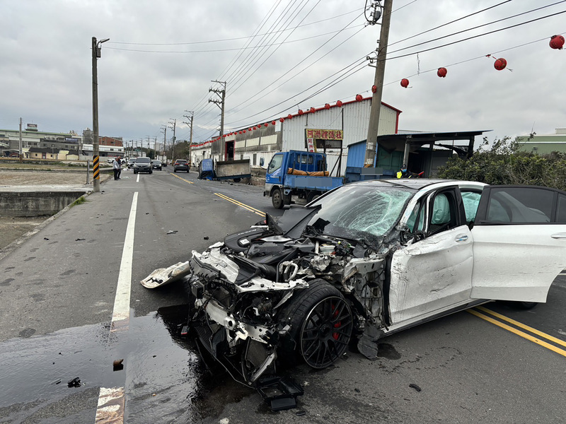 疑違規超車 台中小客車連撞對向路旁小貨車及貨櫃屋