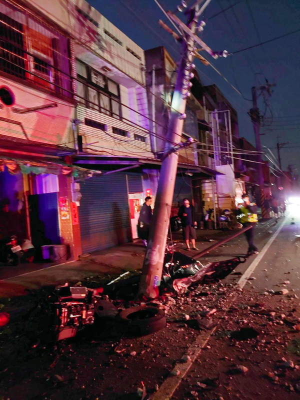 雲林台3線轎車高速失控撞電桿 1死1傷2600戶停電