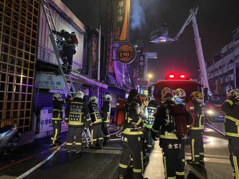 台中2層樓牛排館凌晨火警 1男燒燙傷送醫