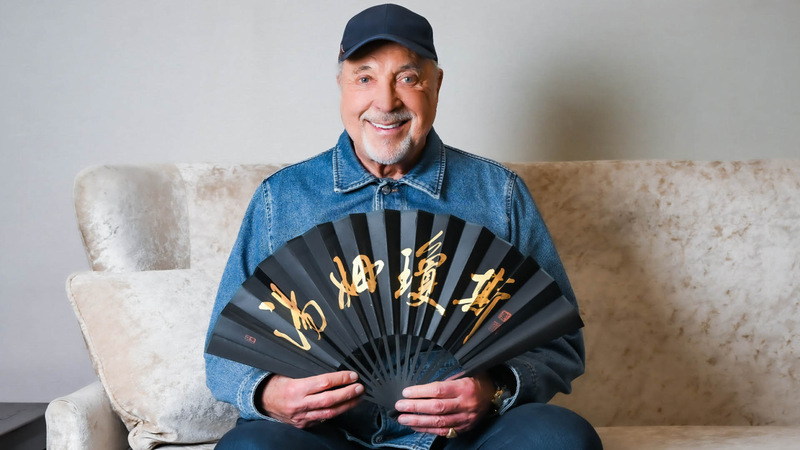 傳奇歌手湯姆瓊斯來台開唱 樂收金字黑扇讚好美