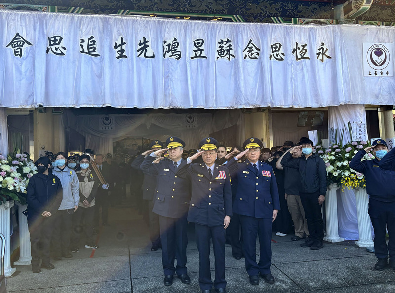 基隆警蘇昱鴻出殯 所長：派出所修好但傷無法癒合
