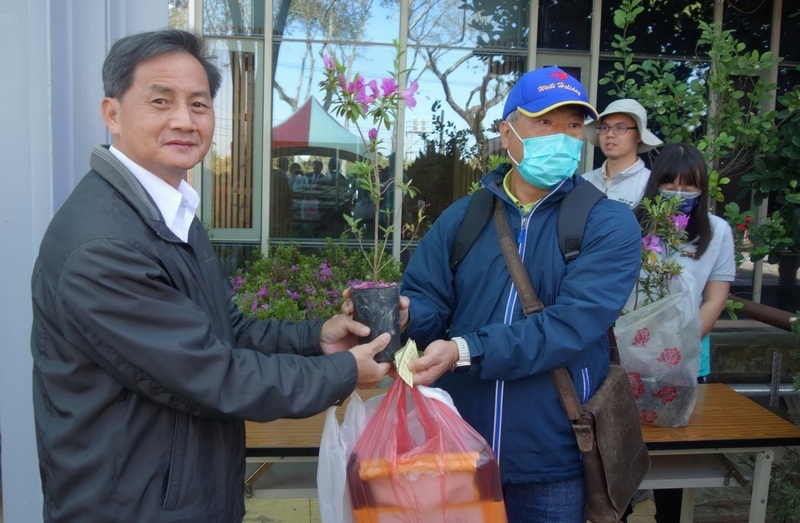 植樹節南投林業分署發苗木 民眾一早搶光9千株